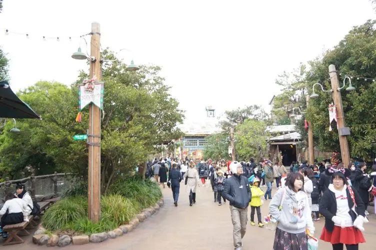 The crowd inside DisneySea