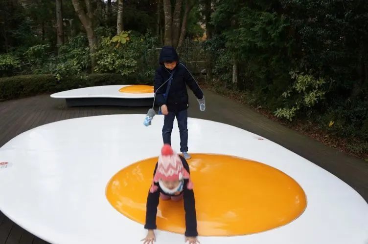 Playing on the fried egg sculpture