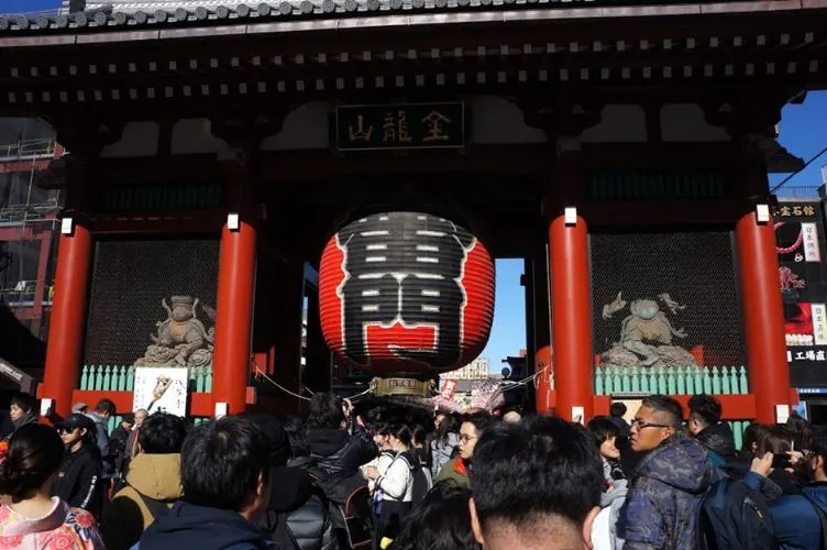 The big red lantern at the Sensoji Temple gate in Asakusa